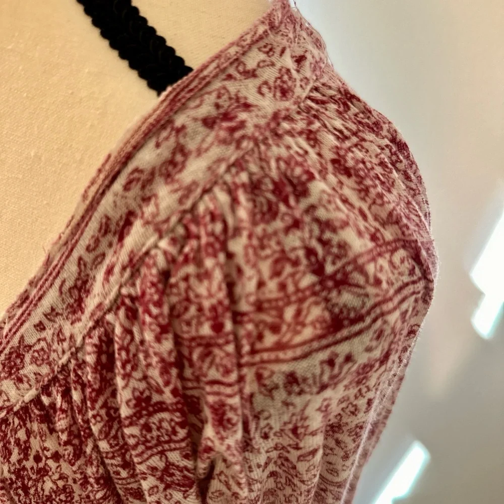 FREE PEOPLE Medium EUC Boho Peasant Top Blouse mini paisley cranberry print